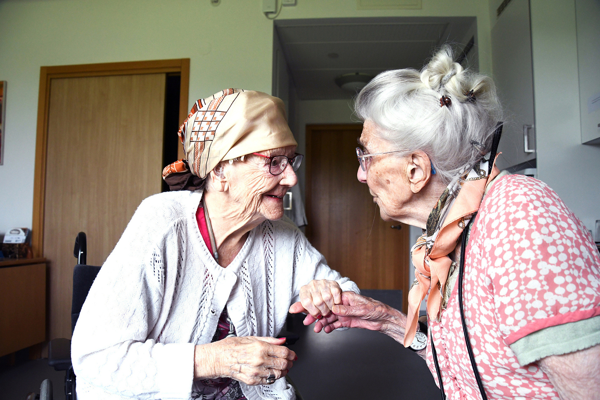 Två äldre damer ser varandra. 