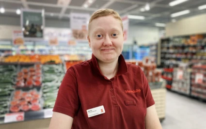 Person tittar in i kameran.
