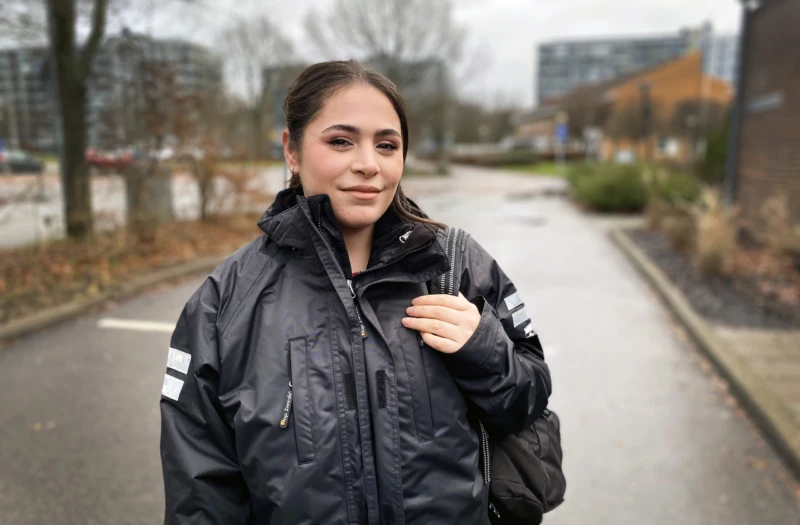 Person tittar in i kameran