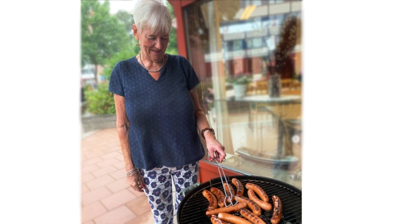 Volontär Agneta Andersson vid grillen på Träffpunkt Rosenknoppen.