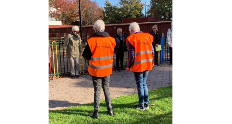 Agneta Andersson (volontären till vänster) leder en balanspromenad.