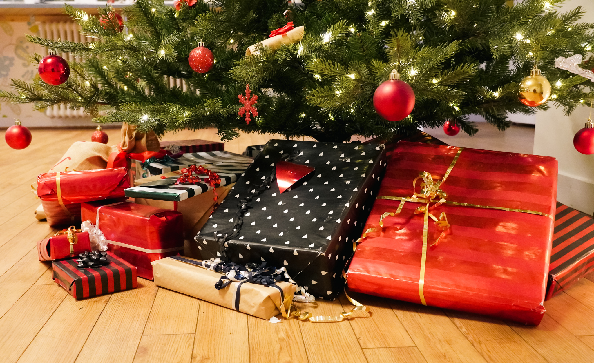 Julklappar under en gran.