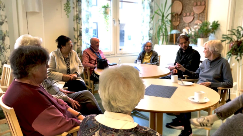 Vårdinnovatör Leo Lindén lyssnar in behov.