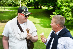 Två män äter glass i solen