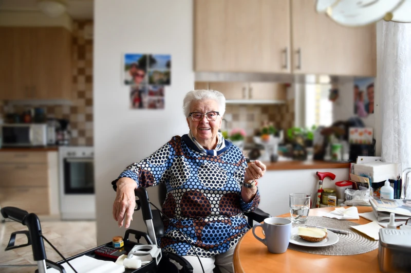 Gudrun vid köksbordet.