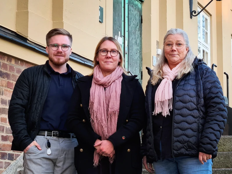 De nya enhetscheferna för Jordbodalens och Pålsjö parks vårdboenden: från vänster Daniel Kalling och Johanna Sempert som båda är enhetschefer på Jordbodalens vårdboende. Längst till höger Anette Grundström, enhetschef på Pålsjö parks vårdboende.