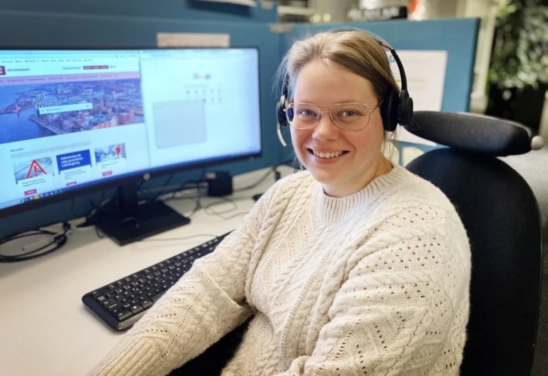 Elin Eklund är en av kommunvägledarna på Helsingborg kontaktcenter som servar invånarna med att svara på frågor.