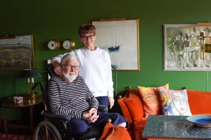 Livspartners i ett mysigt inrett rum.