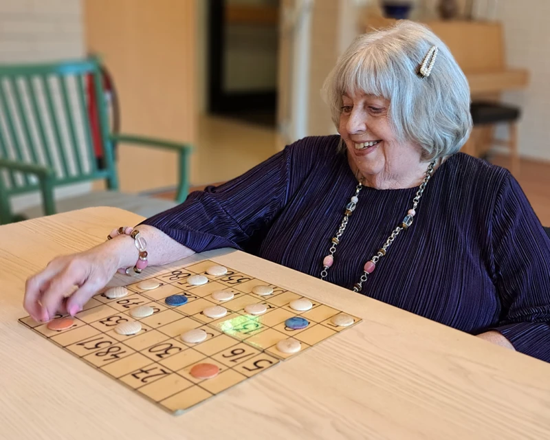 Varje vecka spelar Britt bingo i samlingssalen.