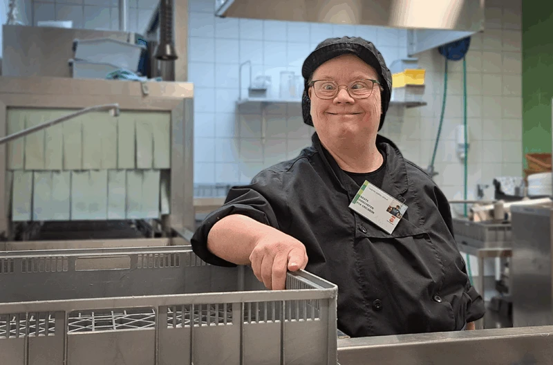 Under lunchrusningen håller Eva ställningarna i diskrummet.