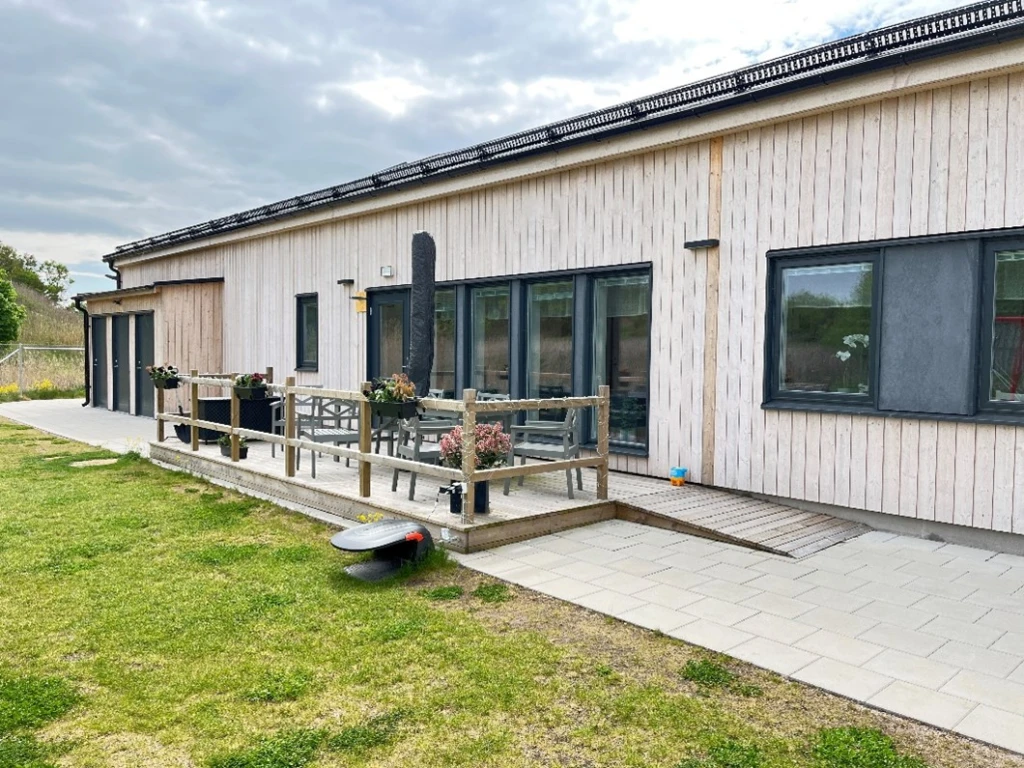 Huskropp med en gräsmatta framför