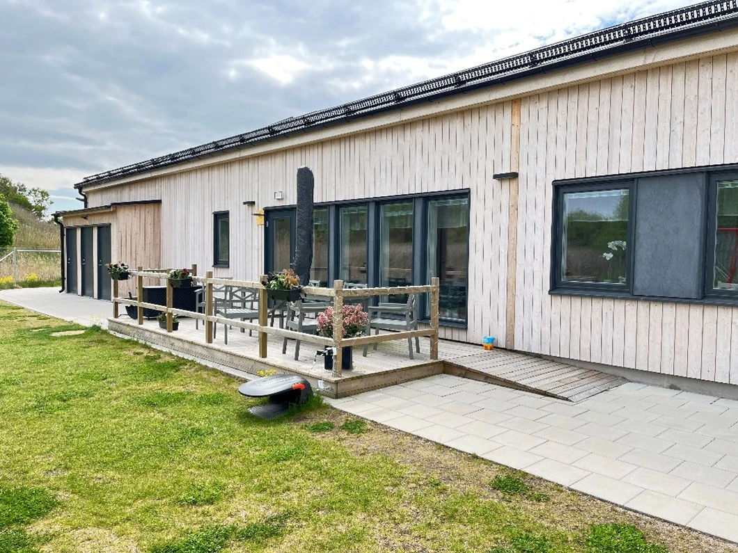 Huskropp med en gräsmatta framför