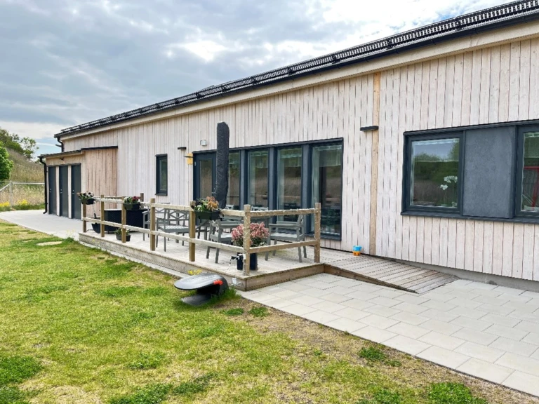 Huskropp med en gräsmatta framför