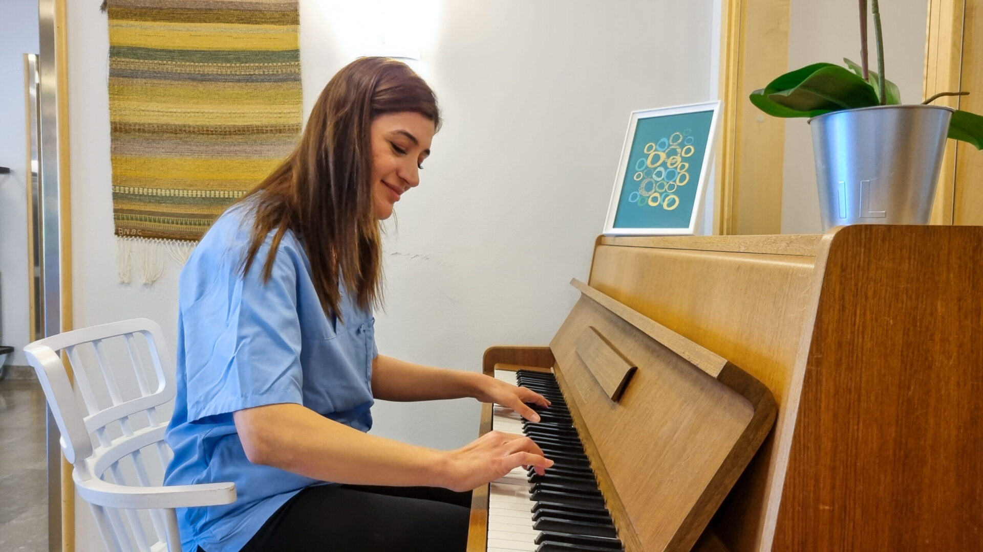 En undersköterska spelar piano.
