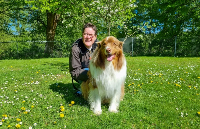 Susanne med hunden Cobi.