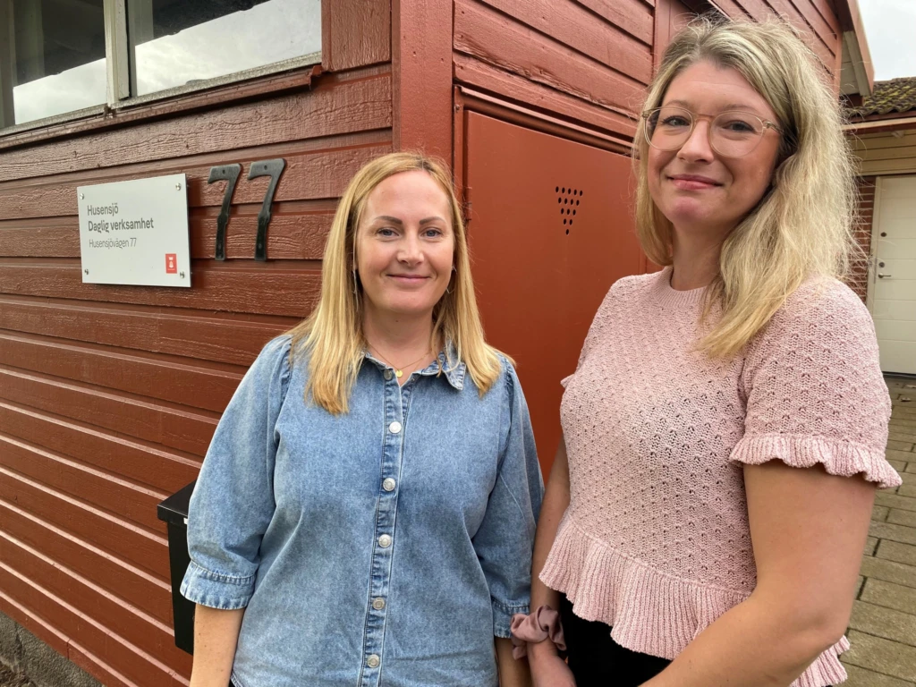 Personer tittar in i kamera och ler