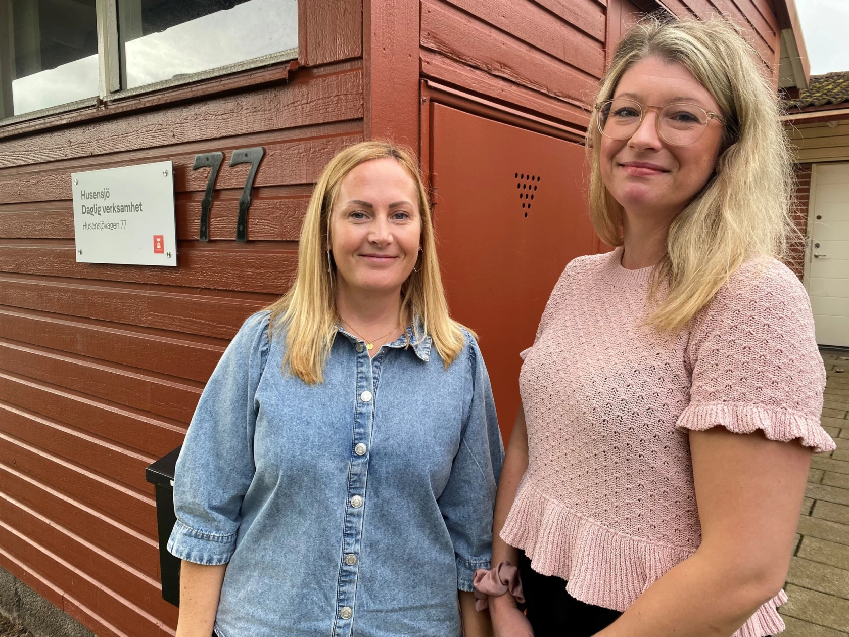 Personer tittar in i kamera och ler