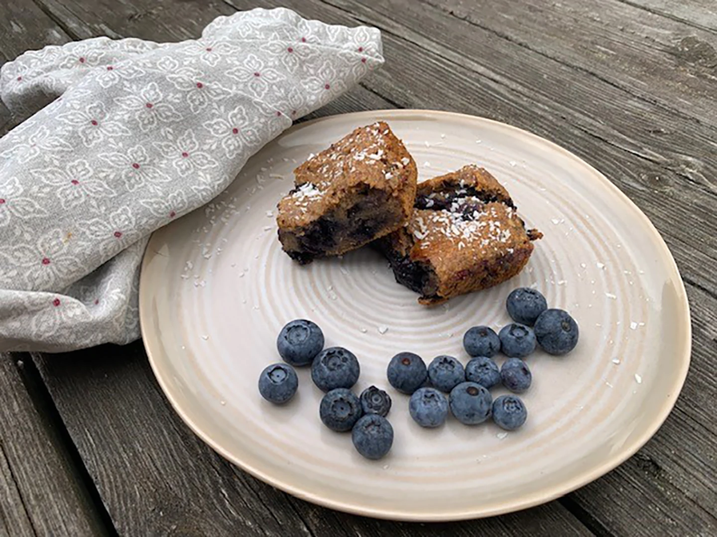 En tallrik med blåbärskaka