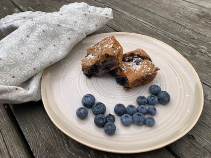 En tallrik med blåbärskaka