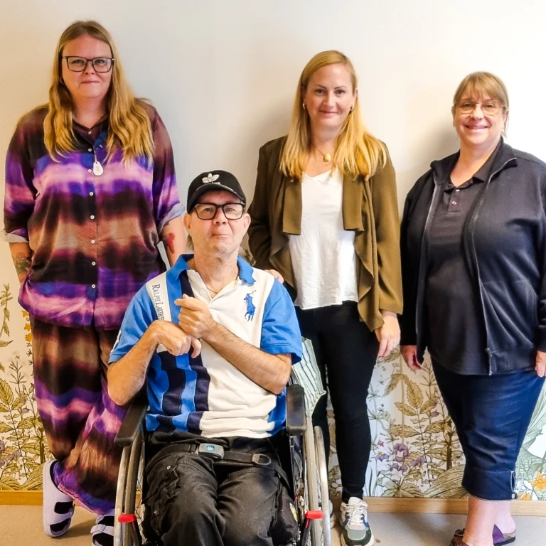 Grupp med människor som tittar in i kameran, Blidögatan