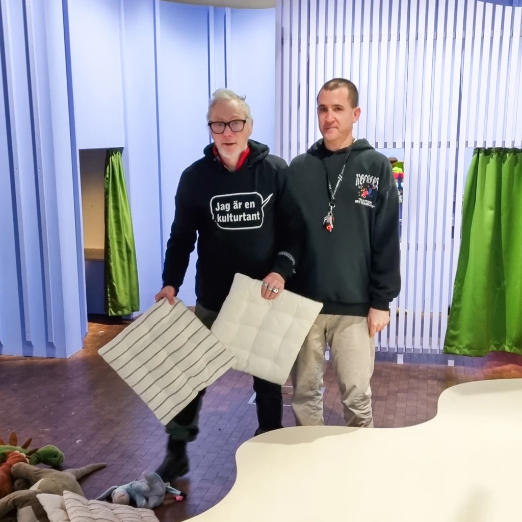 Två män från Dunkerlaget som tittar in i kameran