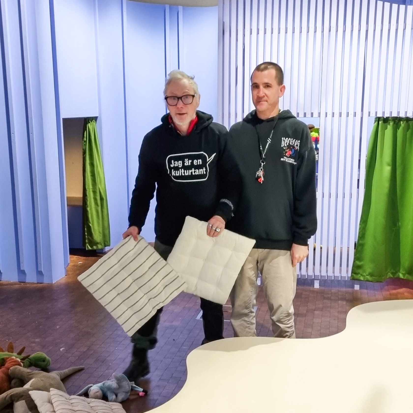 Två män från Dunkerlaget som tittar in i kameran