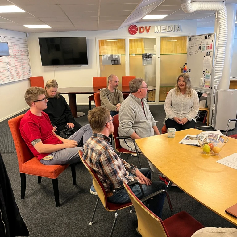 Grupp av människor som samtalar, DV Media