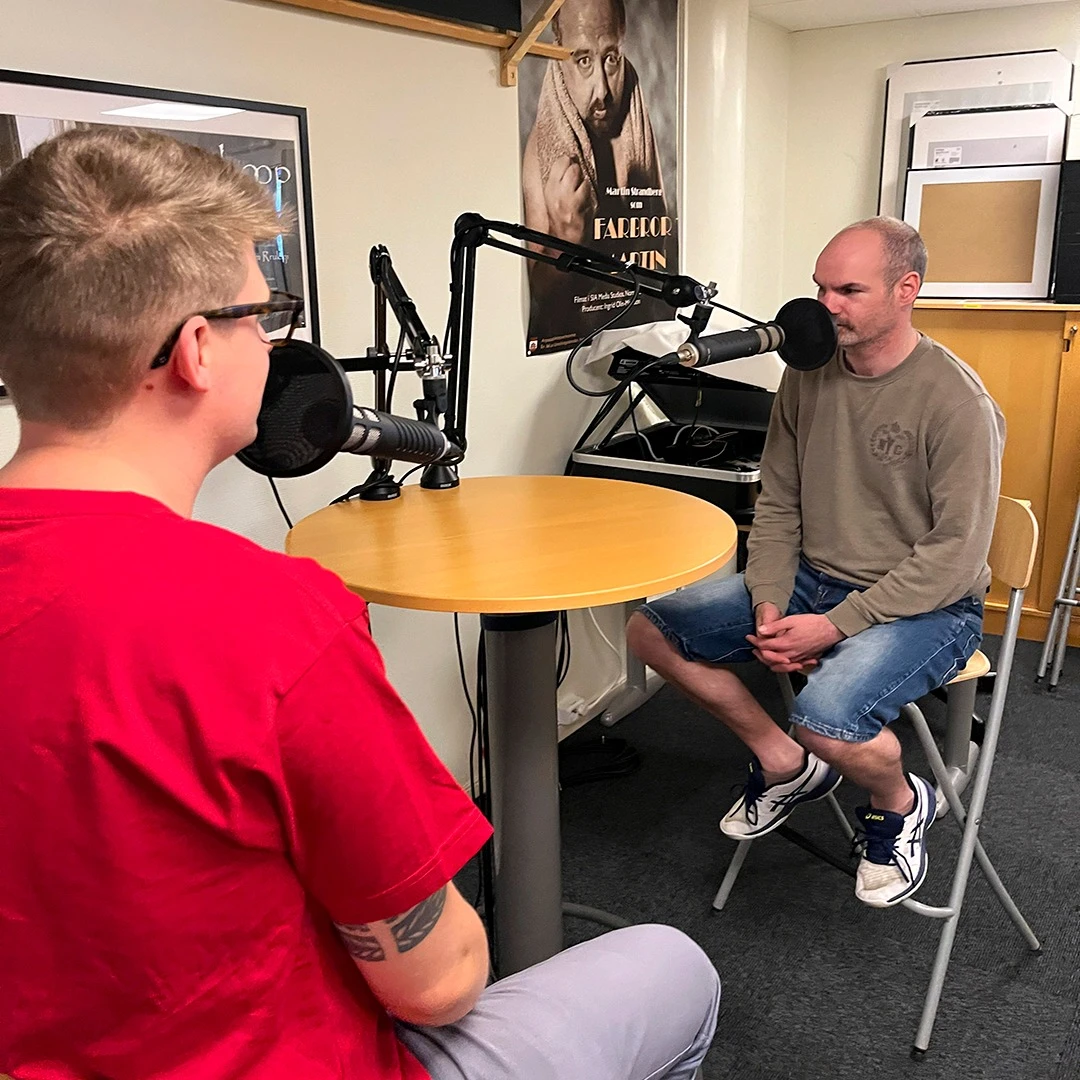 Män som pratar i mikrofoner, DV Media