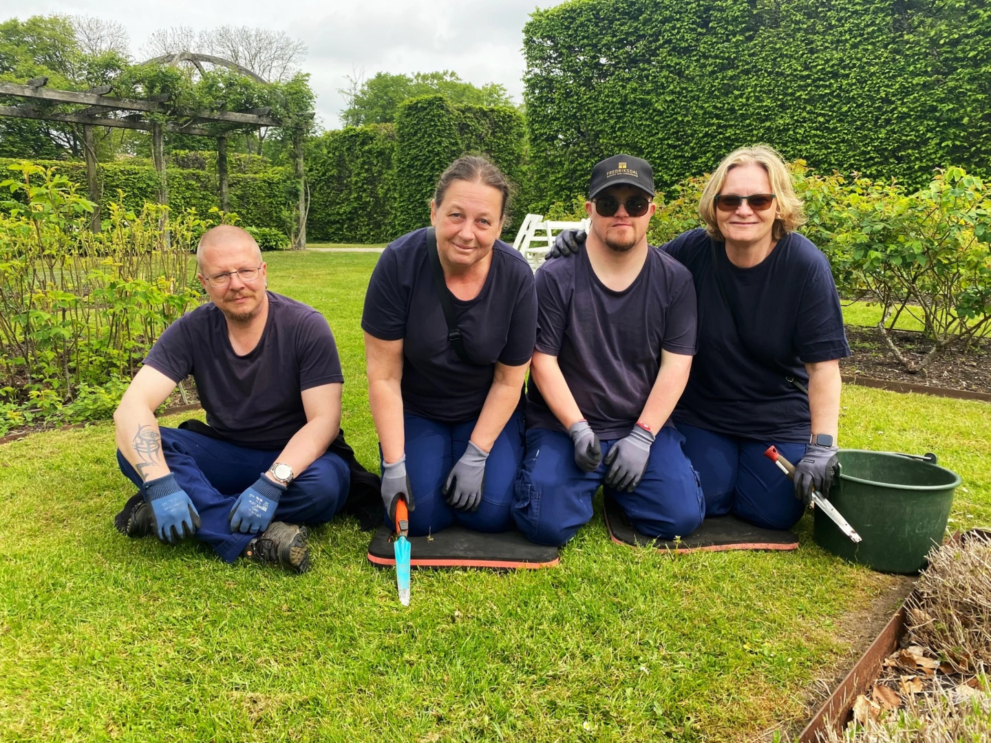 Fredriksdal, en grupp med människor som tittar in i kameran