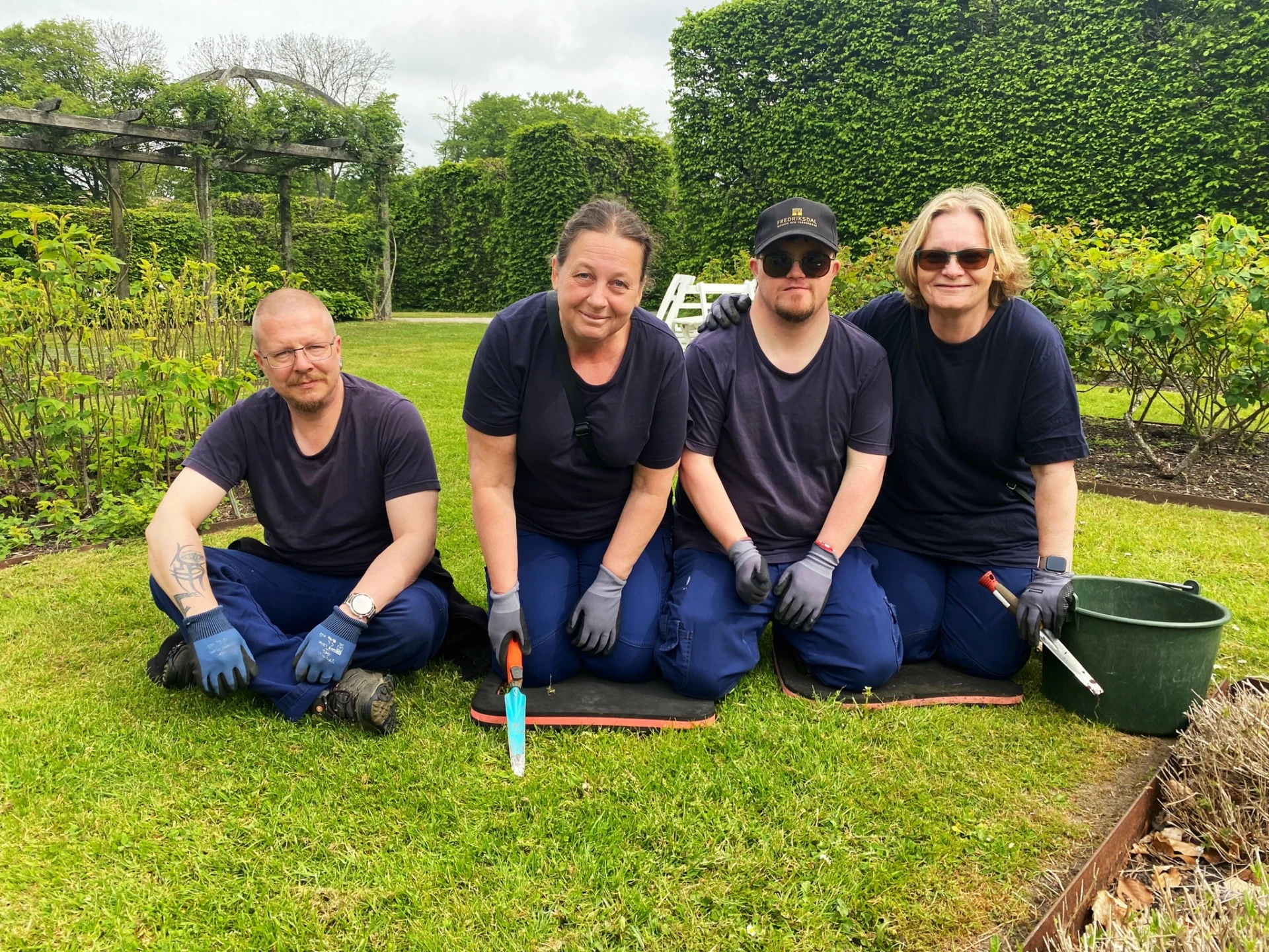 Fredriksdal, en grupp med människor som tittar in i kameran