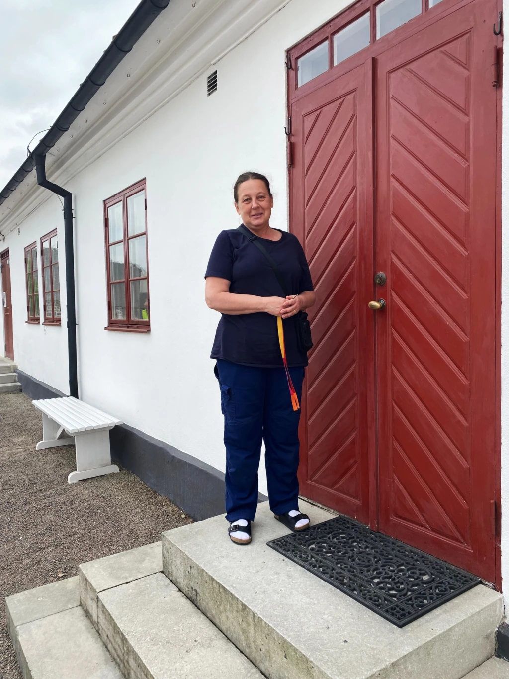 Fredriksdal, kvinna framför röd dörr