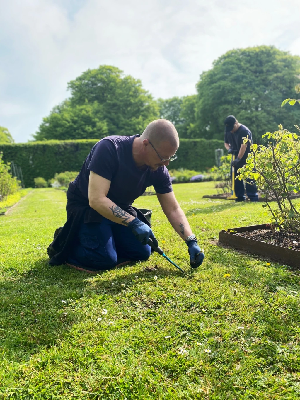 Fredriksdsal, man som arbetar med trädgården