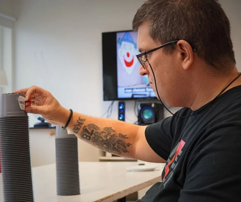 Garnisonen, man som arbetar