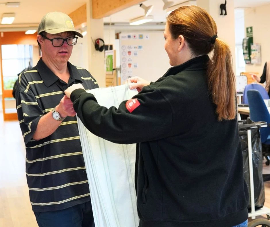 Man och kvinna som arbetar tillsammans