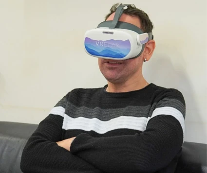 Garnisonen, man med VR-glasögon