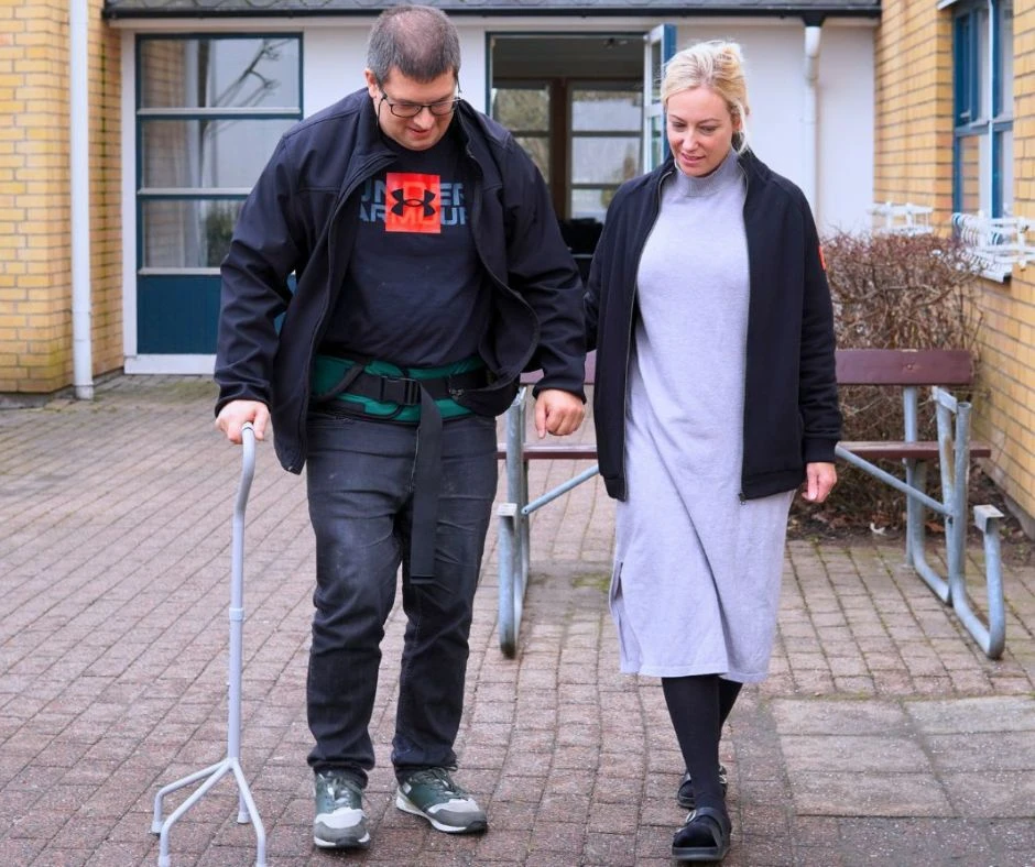 Garnisonen, man och kvinna på promenad