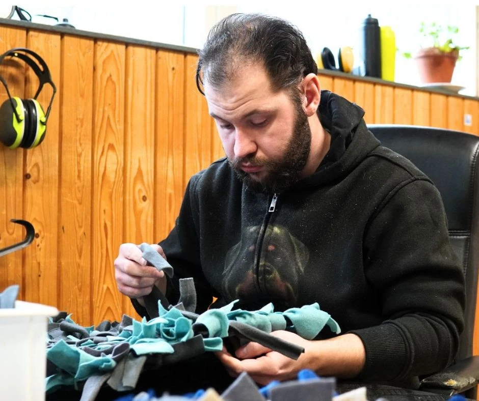 Garnisonen, man som arbetar