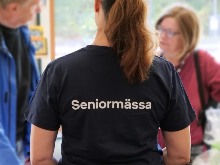 Seniormässa personer som pratar 2025