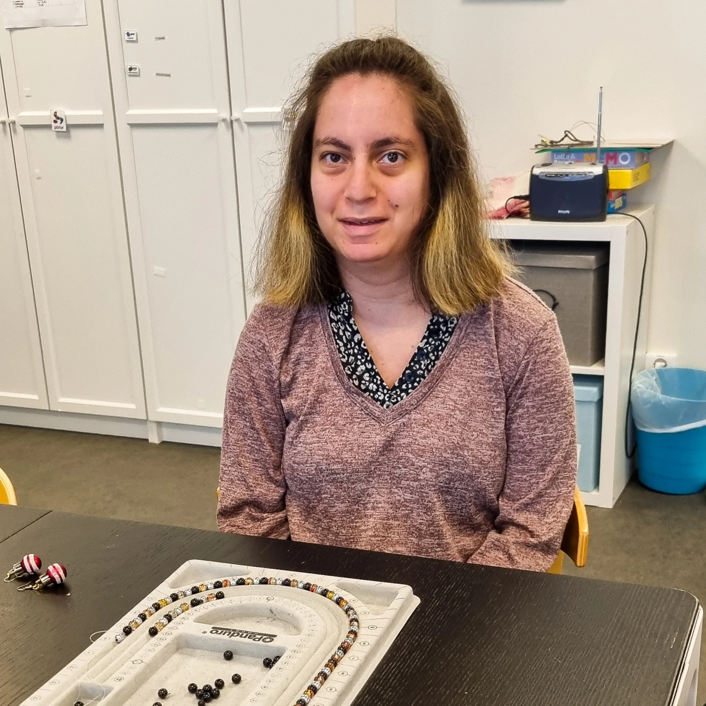 En kvinna ler och tittar in i kameran.