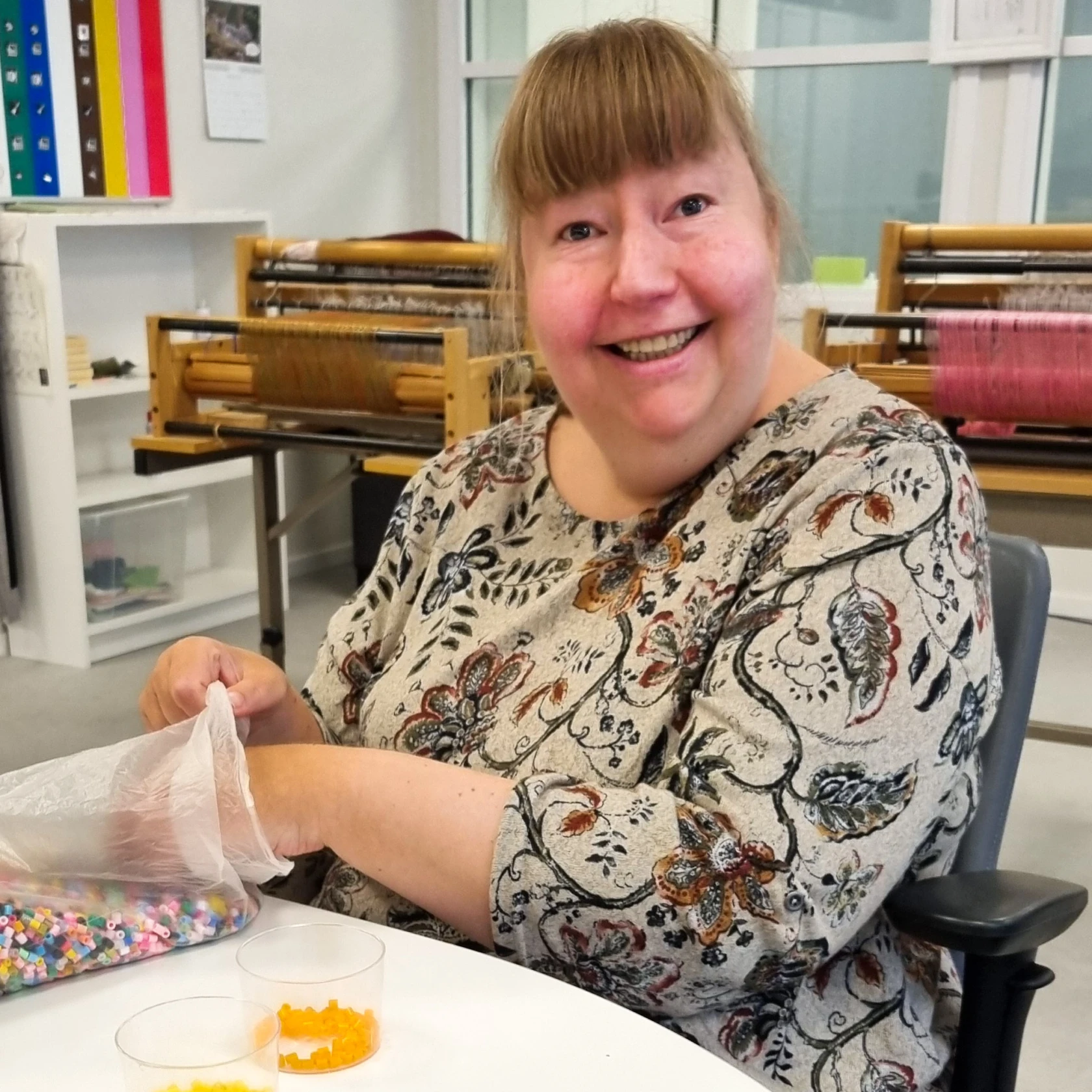 En kvinna ler och tittar in i kameran.