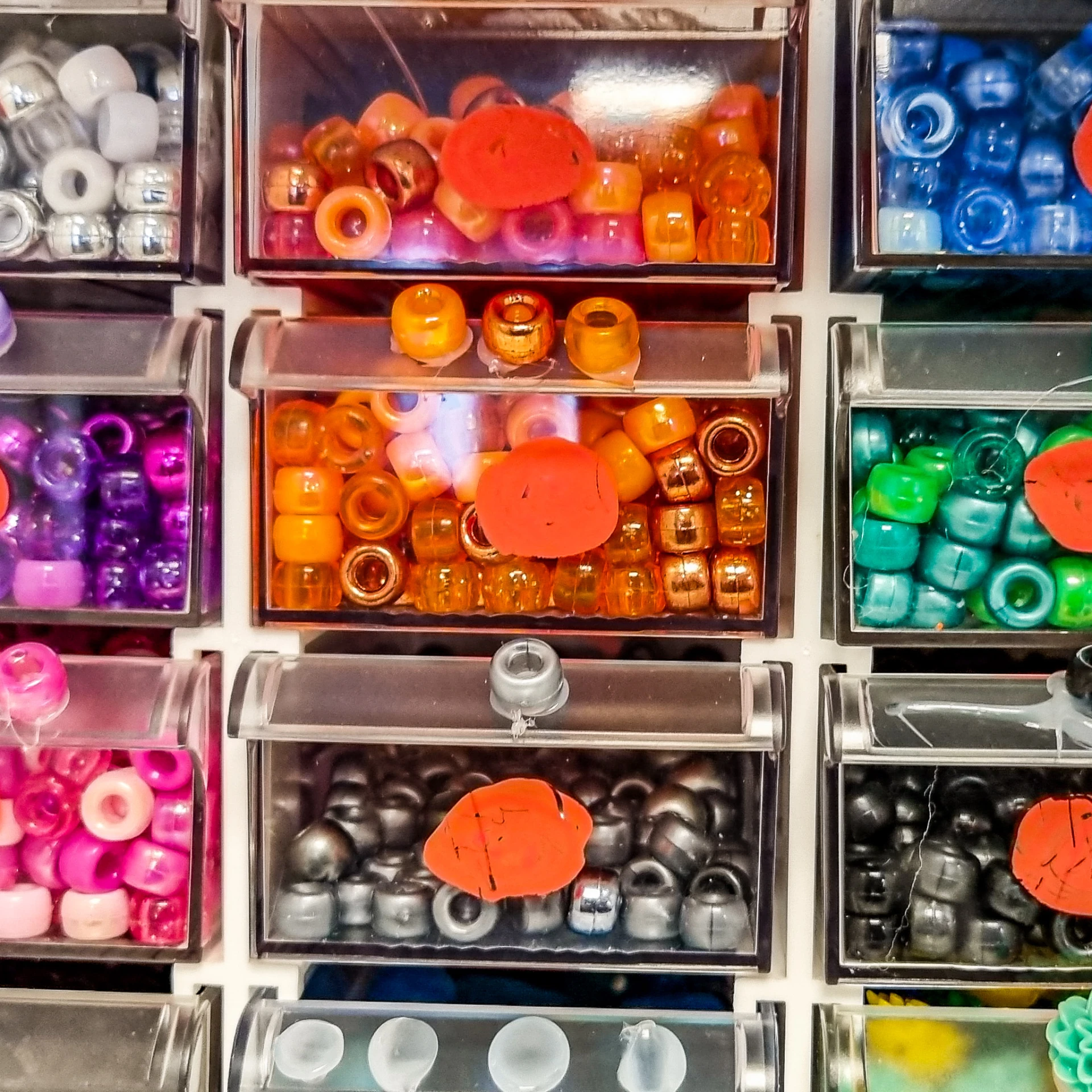 Vägg fylld med olika färger av trådspolar.