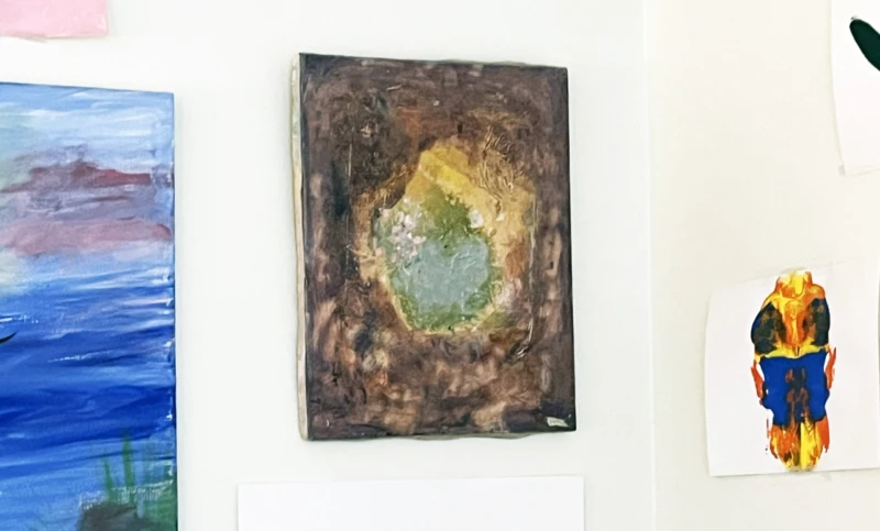 En målning som hänger på väggen.