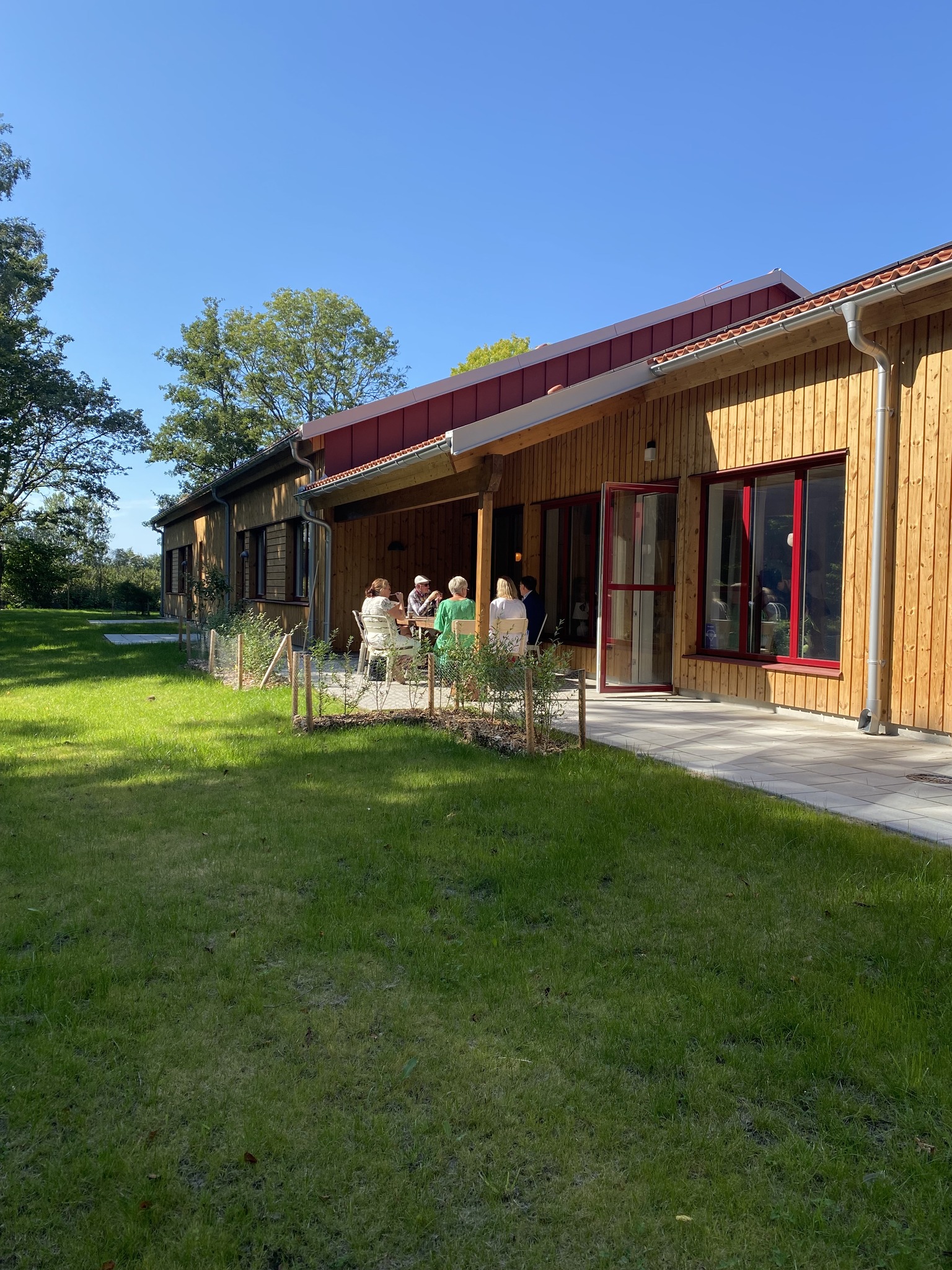 Personer som fikar på BoDa Östra Farmarevägen