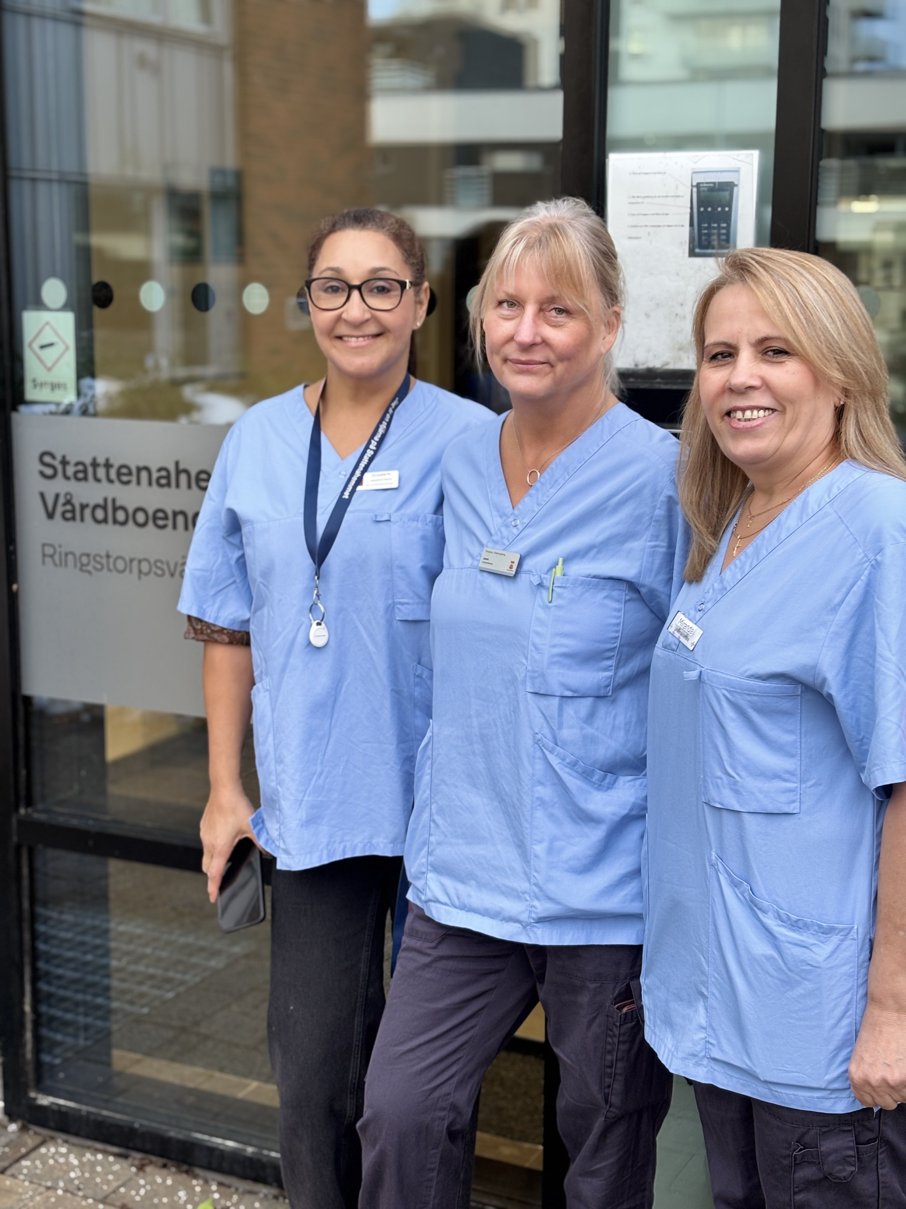 Claudette Janet och Miranda, tre kvinnor, undersköterskor, tittar in i kameran