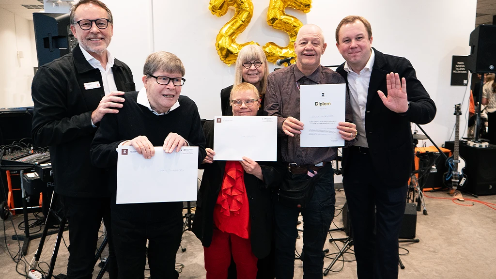 Glada personer firar Minnesgåvan 25 år