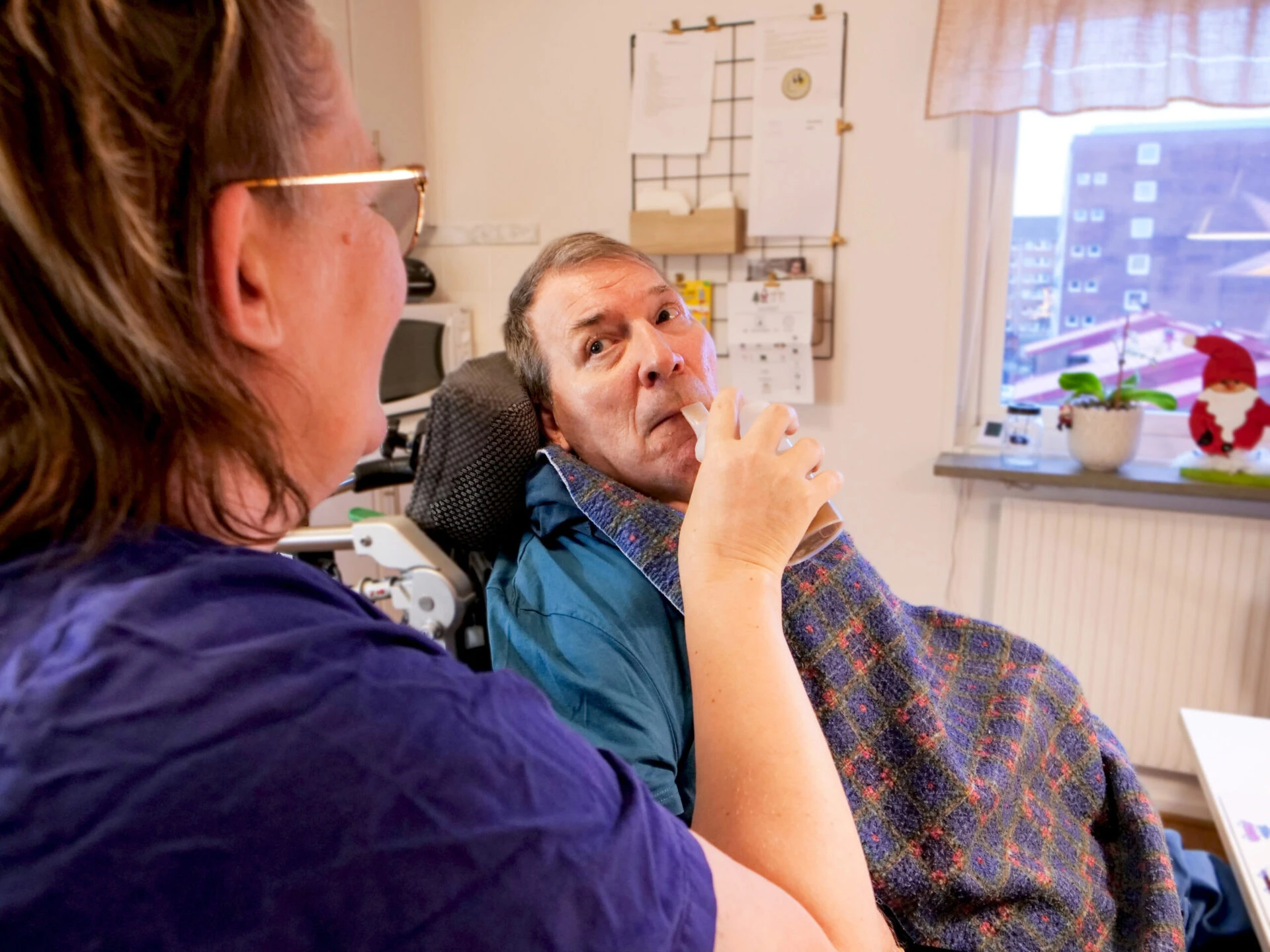 En person matar en annan person.