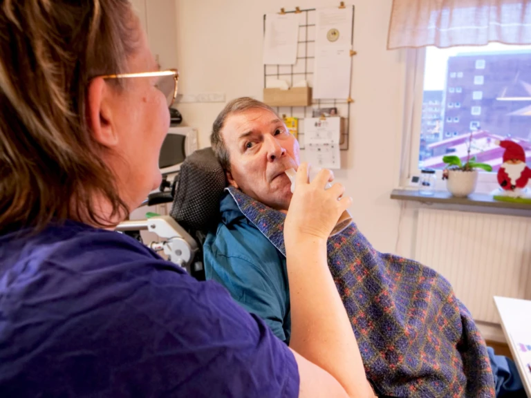 En person matar en annan person.