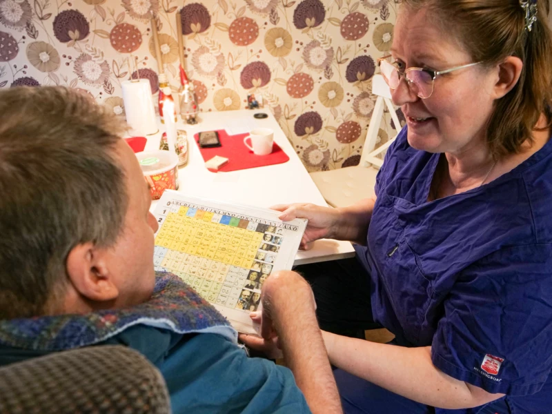 Två personer samtalar.