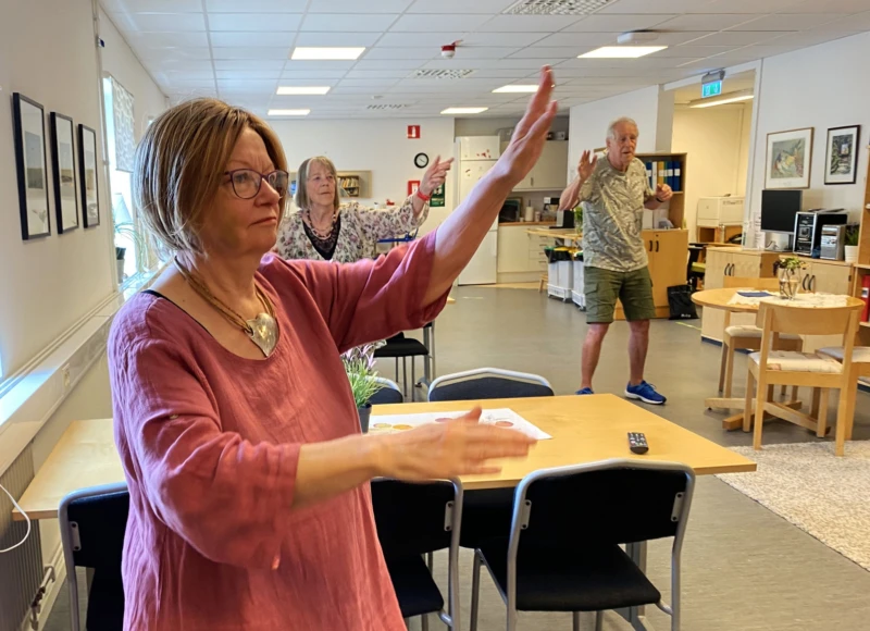 Kvinnor och män som dansar på träffpunkt Adolfsberg