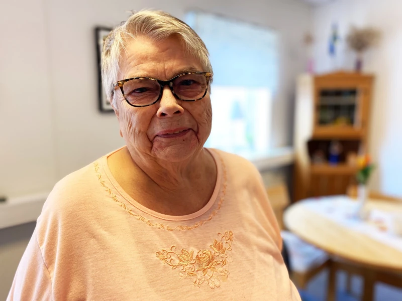 Kvinna som tittar in i kameran